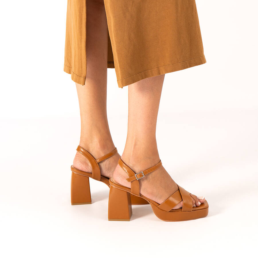 Soft brown sandal with wide heel and platform 