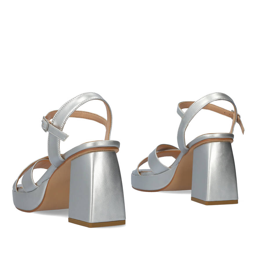 Soft silver sandal with wide heel and platform 