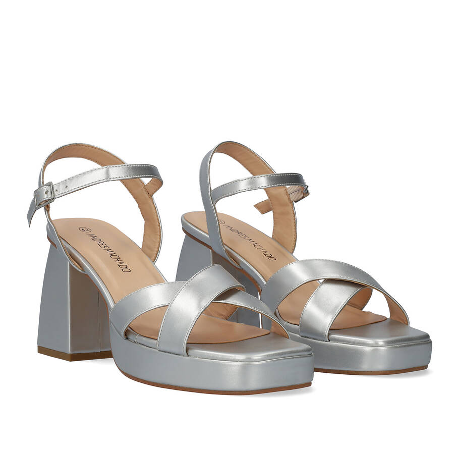 Soft silver sandal with wide heel and platform 