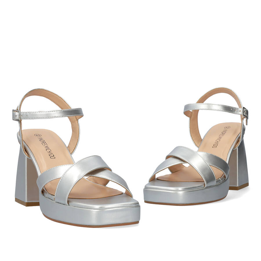 Soft silver sandal with wide heel and platform 