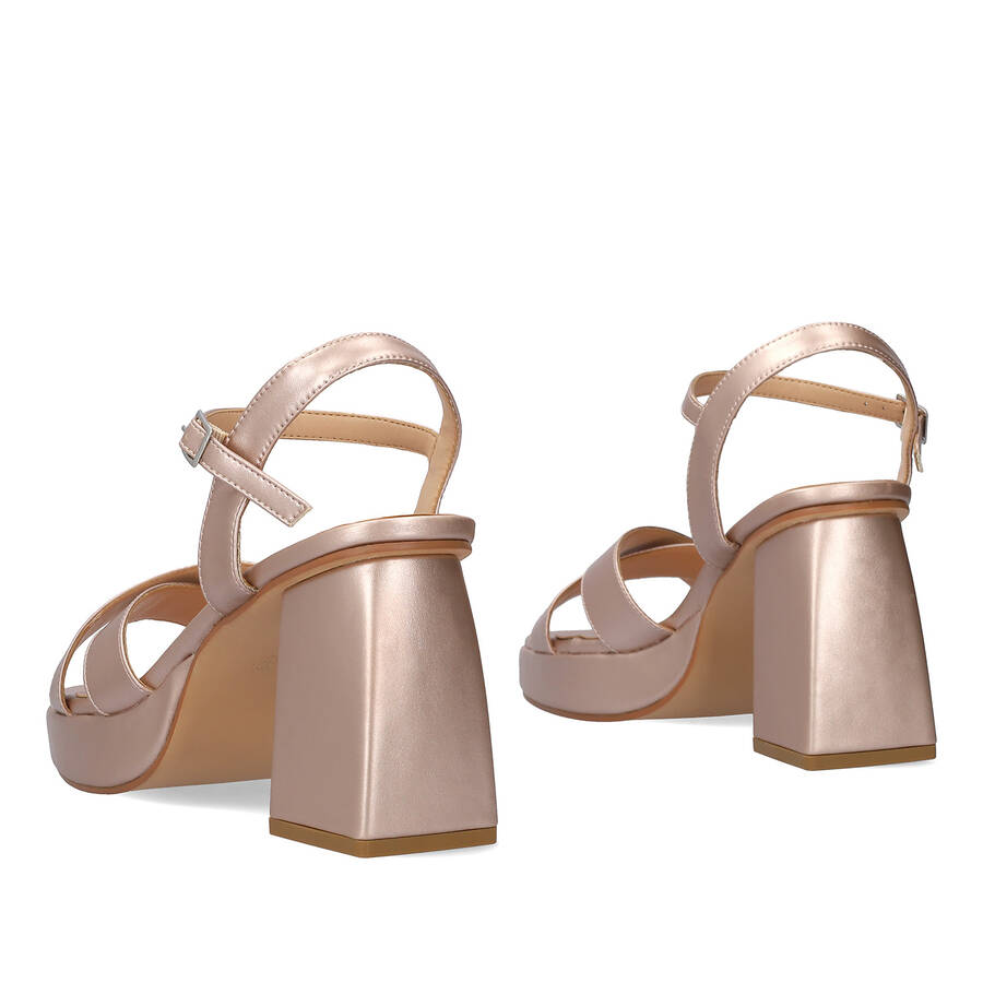 Soft pink sandal with wide heel and platform 