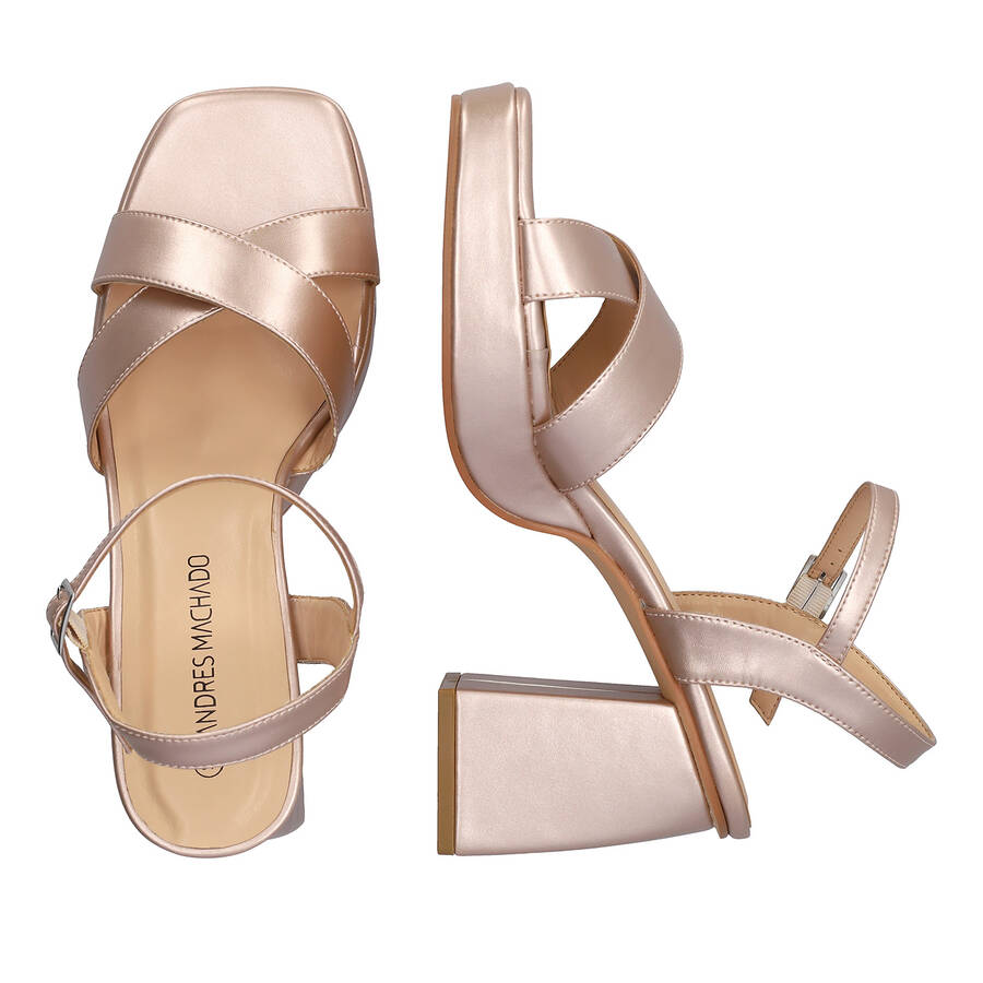 Soft pink sandal with wide heel and platform 