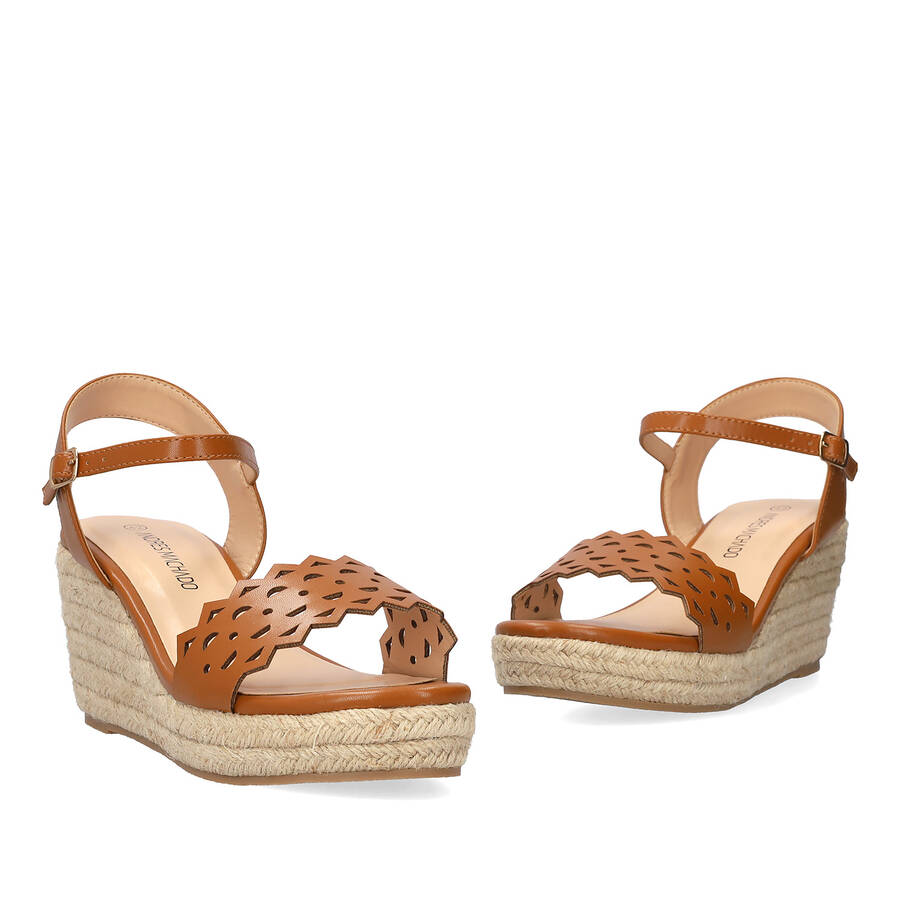 Soft brown sandals with jute wedge 