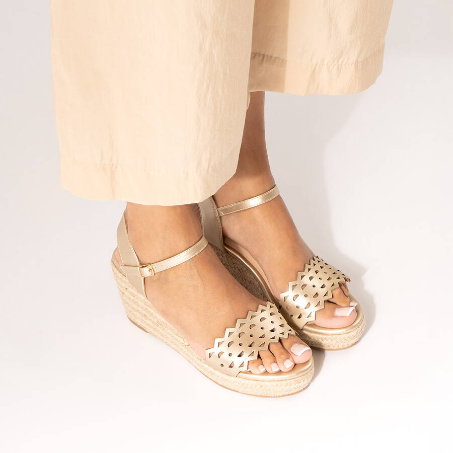 Soft gold coloured sandals with jute wedge 