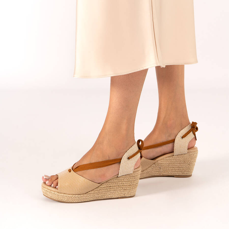 Sandalia en Soft Combinado Beige con cuña en yute 