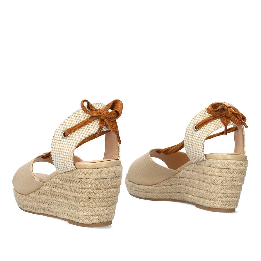 Sandalia en Soft Combinado Beige con cuña en yute 