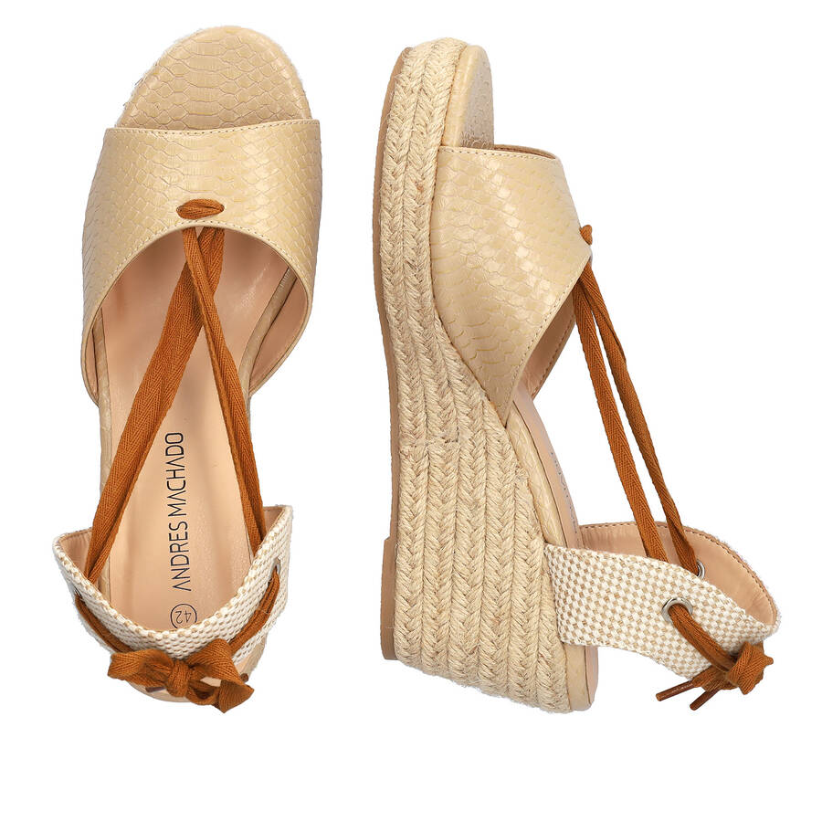 Sandalia en Soft Combinado Beige con cuña en yute 