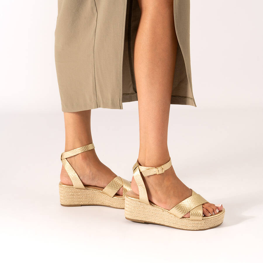 Gold sandals in soft coco material and jude wedge 