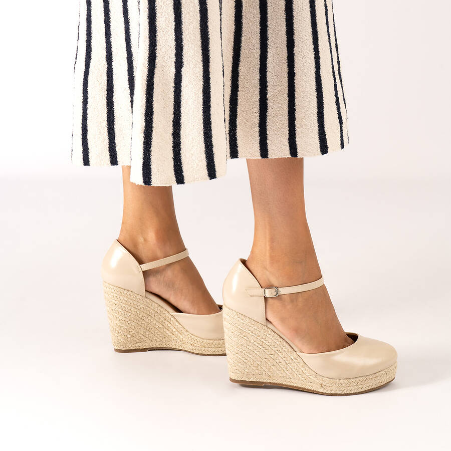 Sandalia en soft Beige con cuña en yute 