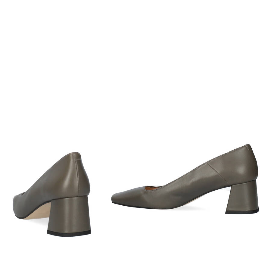 Heeled shoe in grey leather 