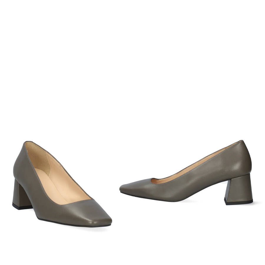 Heeled shoe in grey leather 