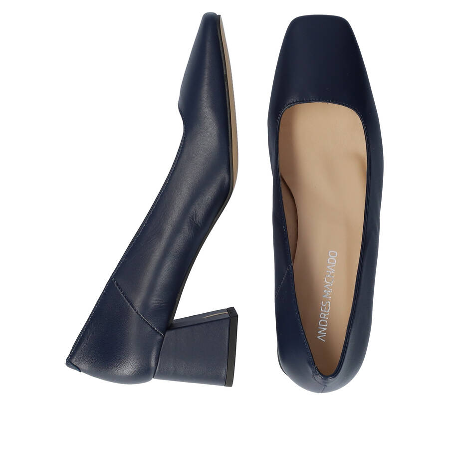 Heeled shoe in navy leather 