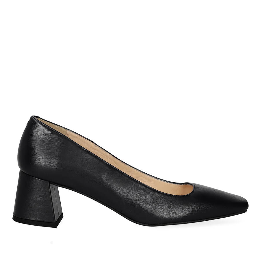 Heeled shoe in black leather 