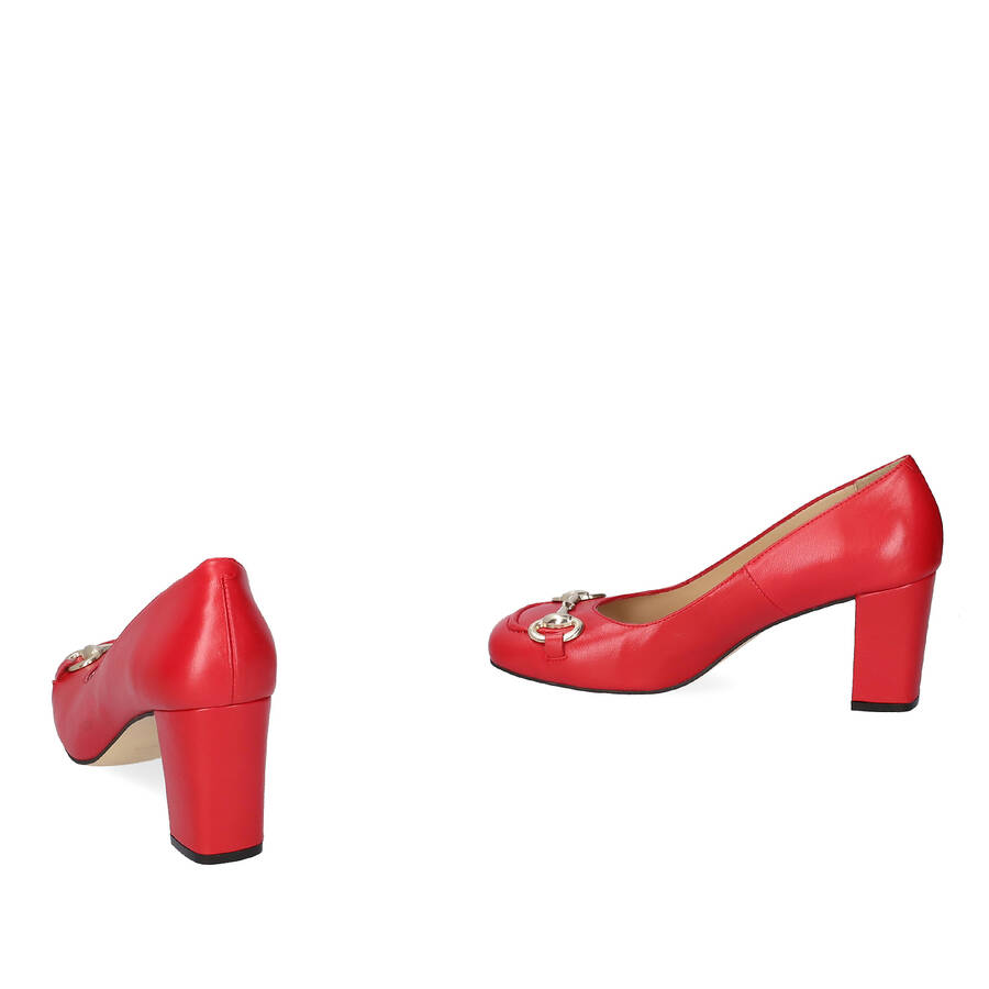 Chaussures talons en cuir rouge de style vintage. 