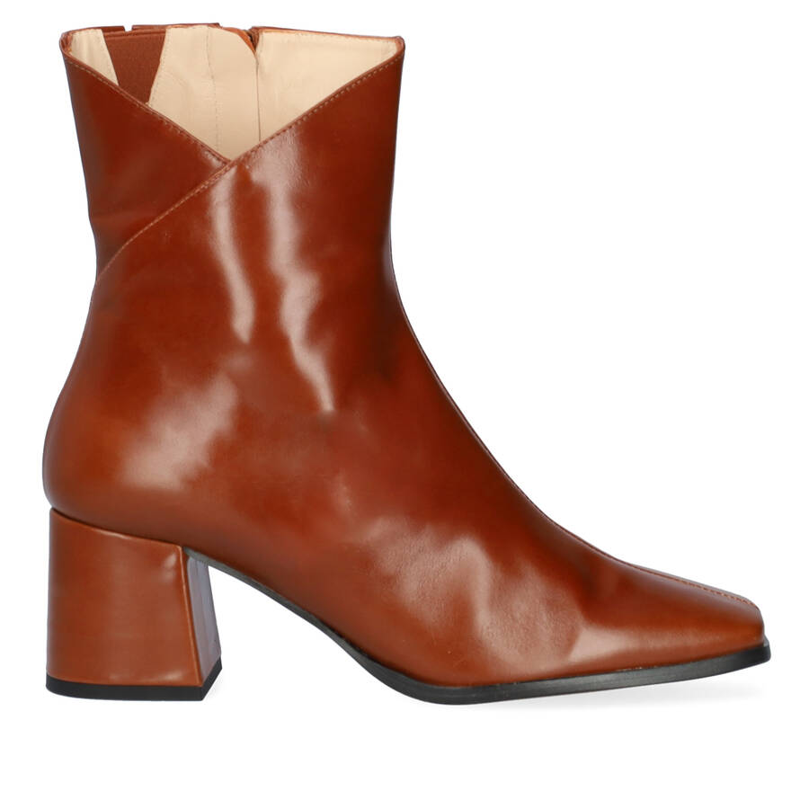 Heeled booties in brown leather 