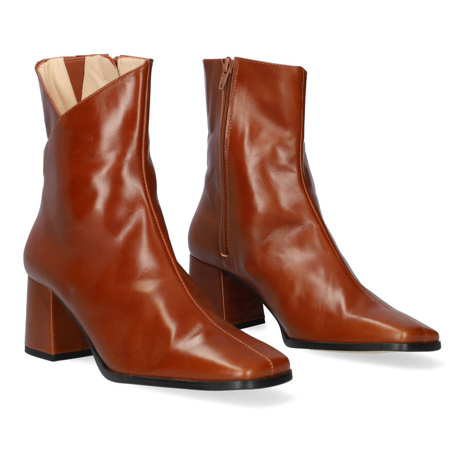 Heeled booties in brown leather 