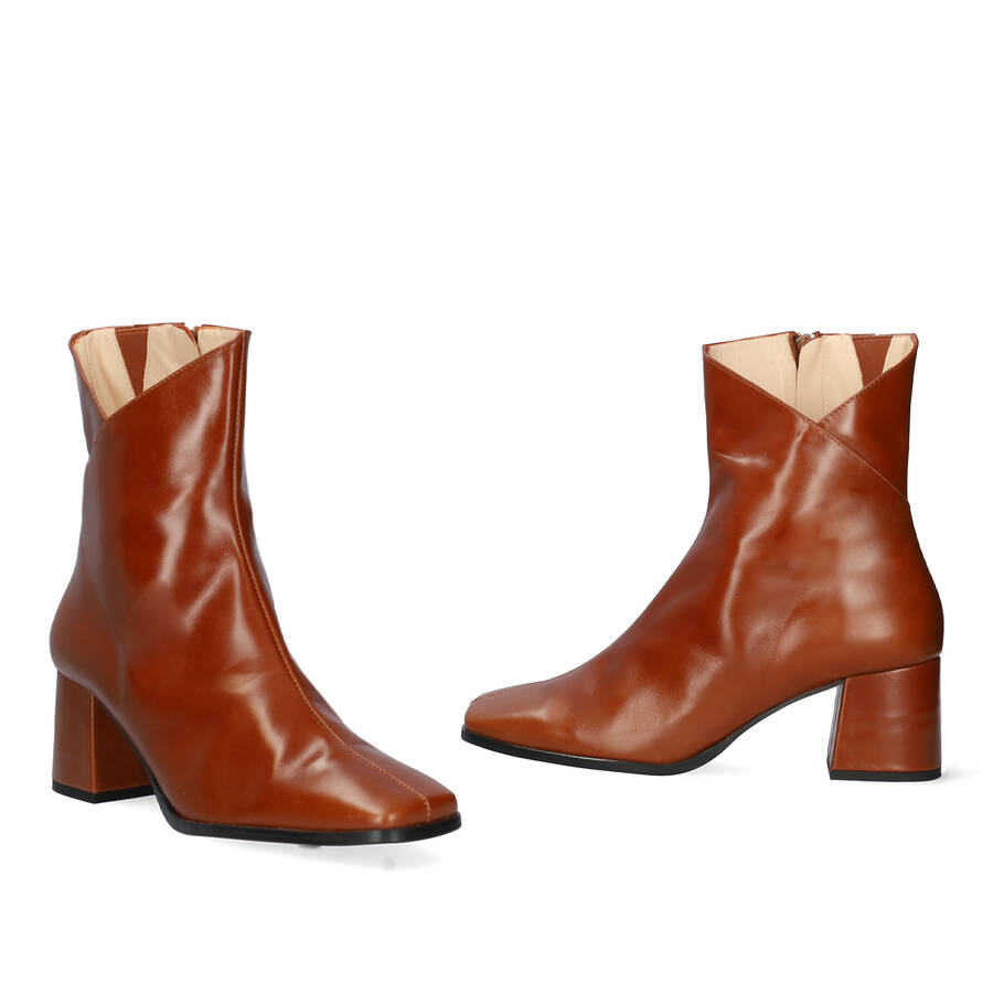 Heeled booties in brown leather 