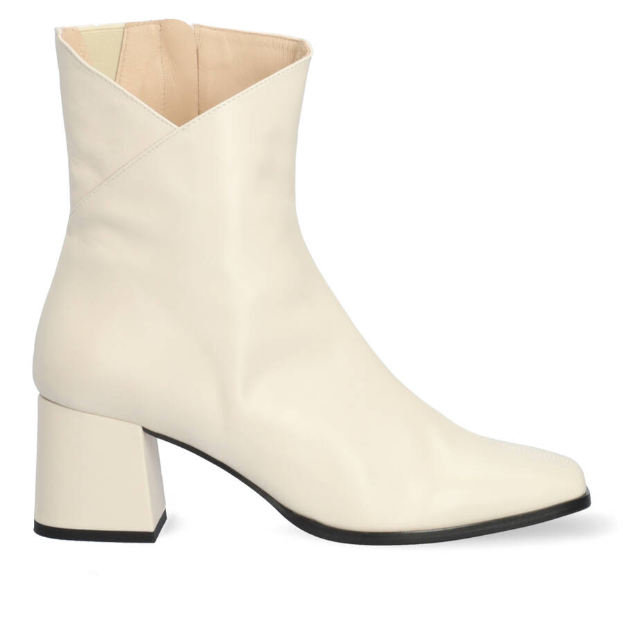 Heeled booties in off-white leather 