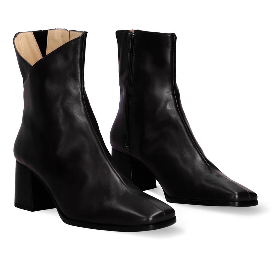 Heeled booties in black leather 