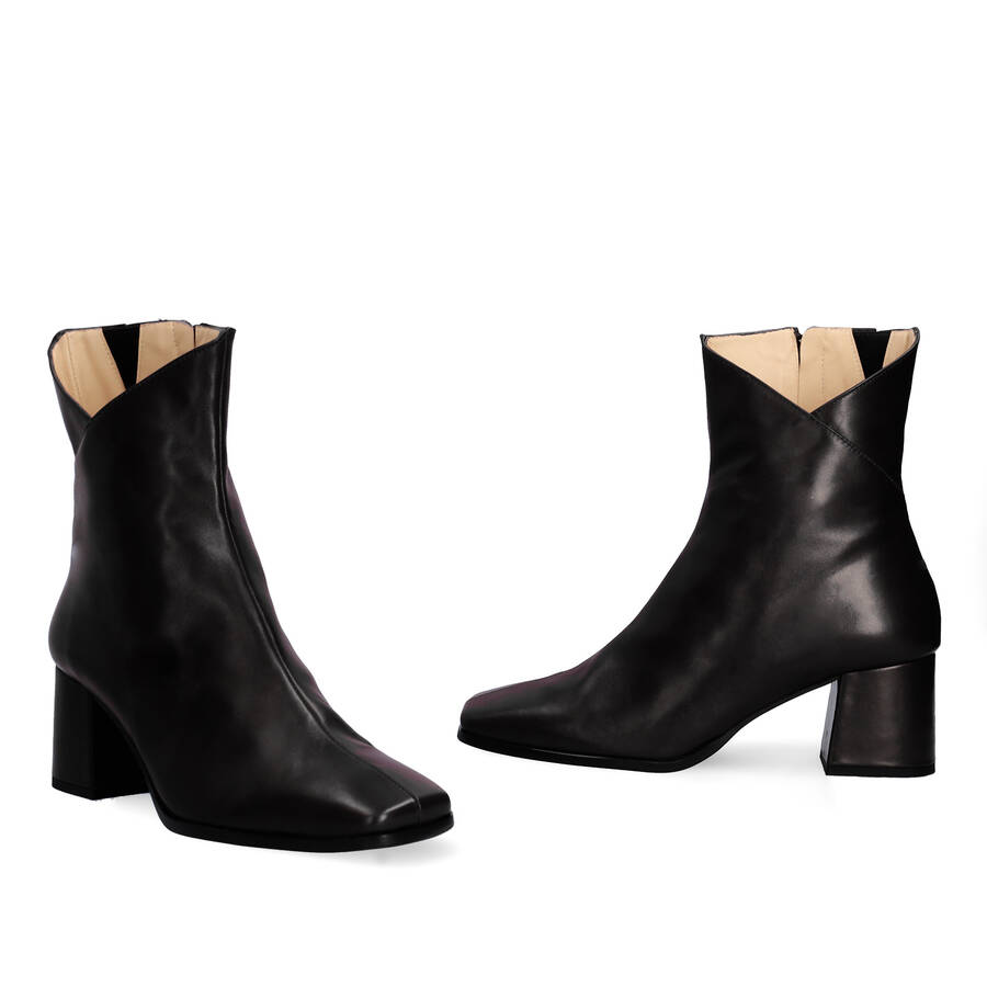 Heeled booties in black leather 