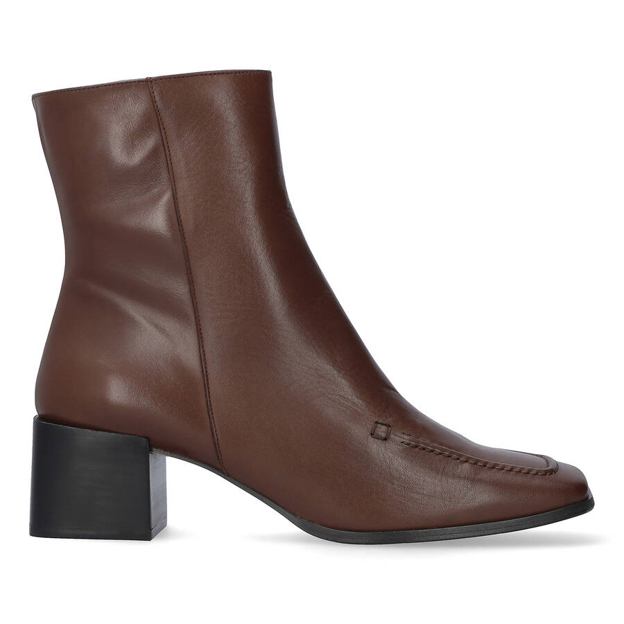 Heeled booties in brown leather 