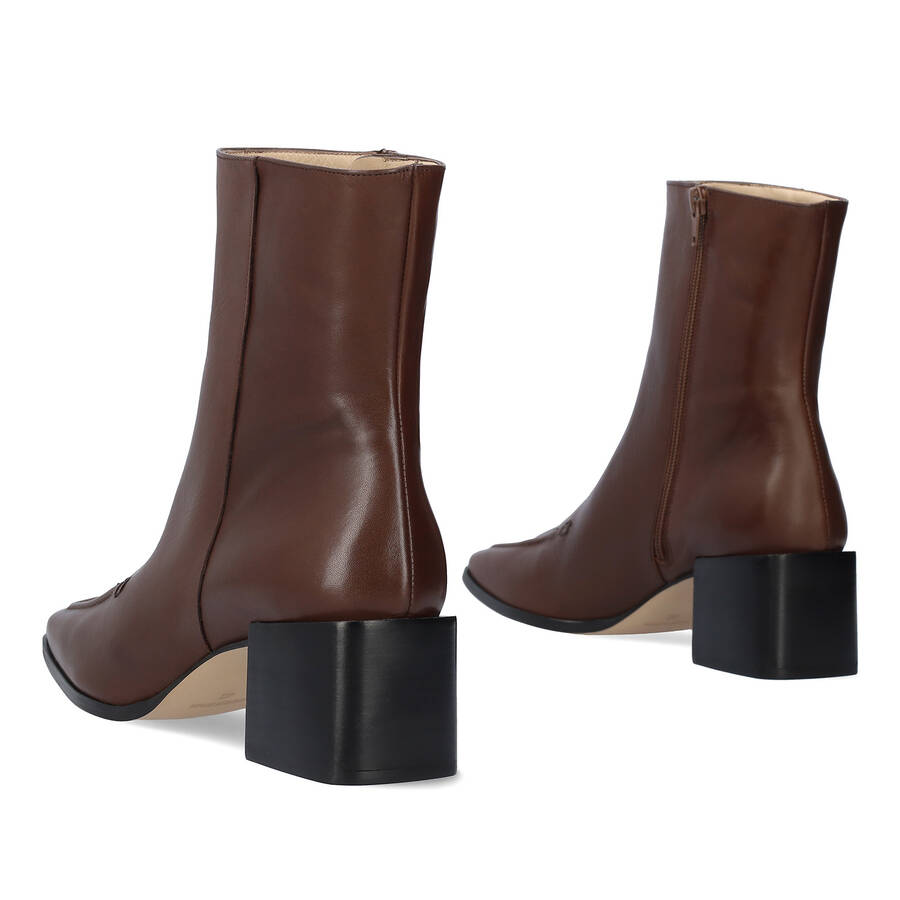 Heeled booties in brown leather 