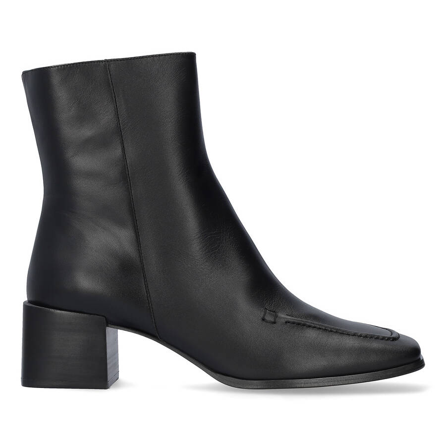 Heeled booties in black leather 