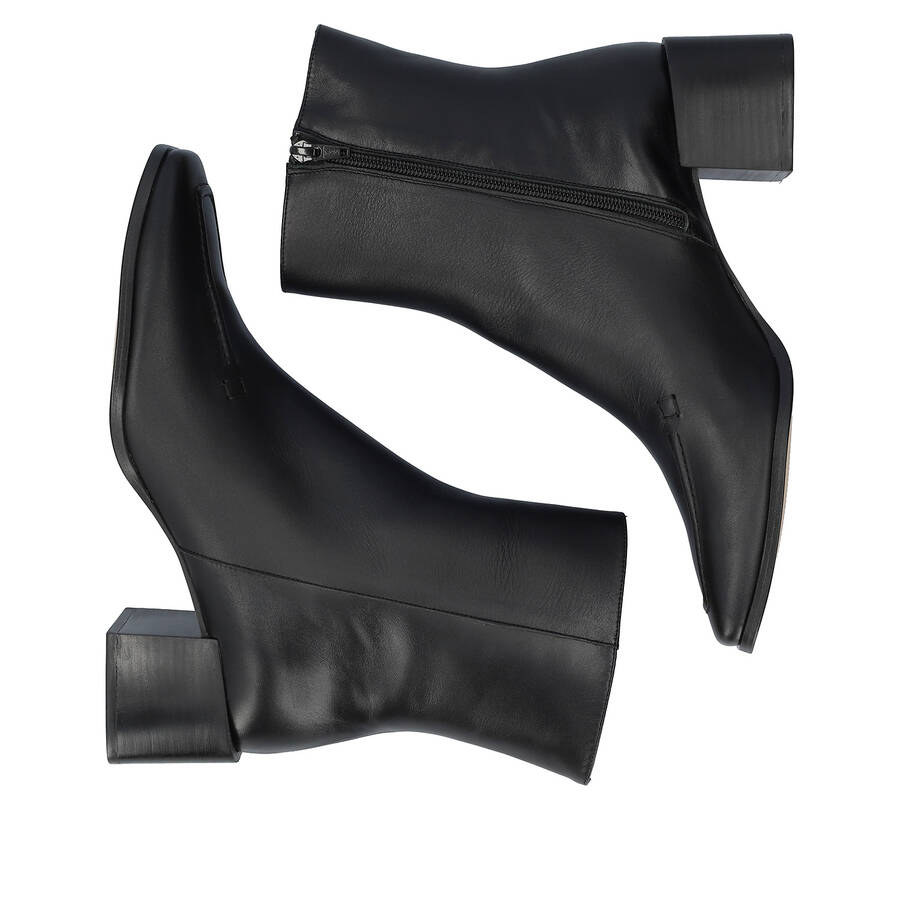 Heeled booties in black leather 