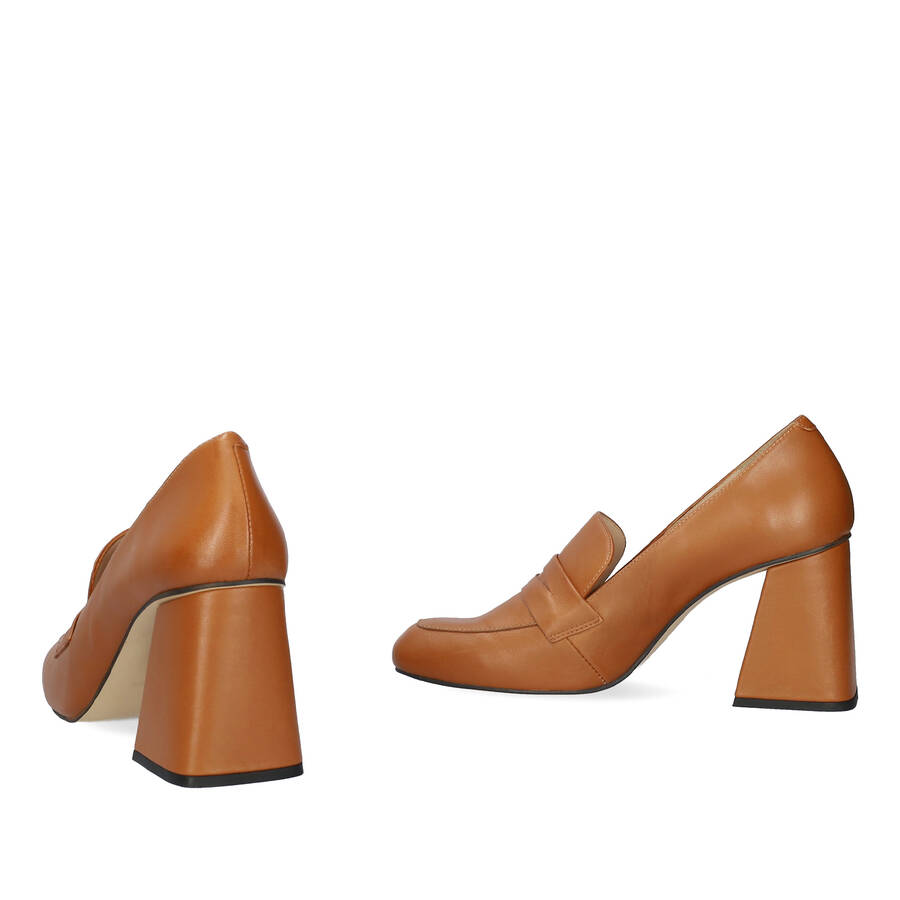 Heeled loafers in brown leather 