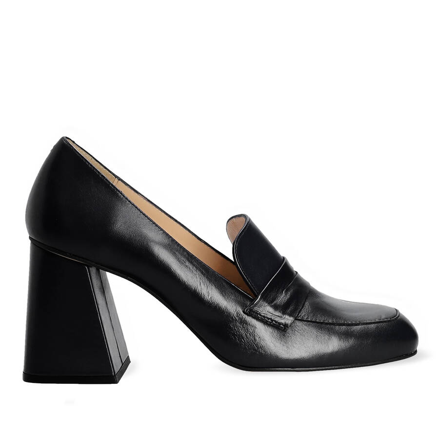 Heeled loafers in black leather 