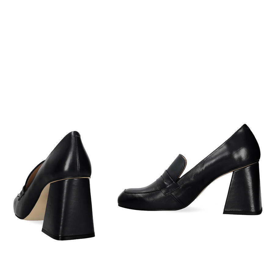 Heeled loafers in black leather 