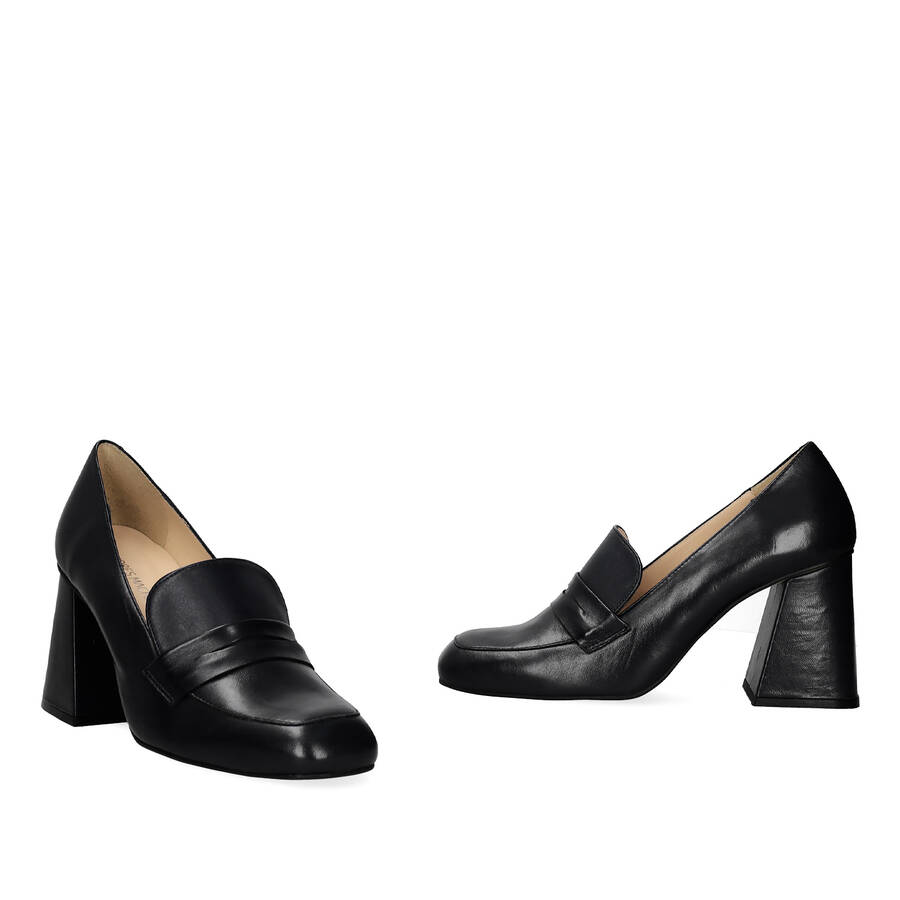 Heeled loafers in black leather 