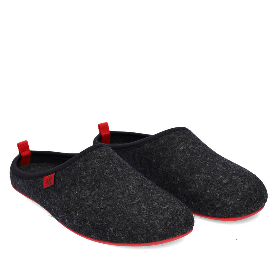 Unisex Slippers in Black felt with Red sole 