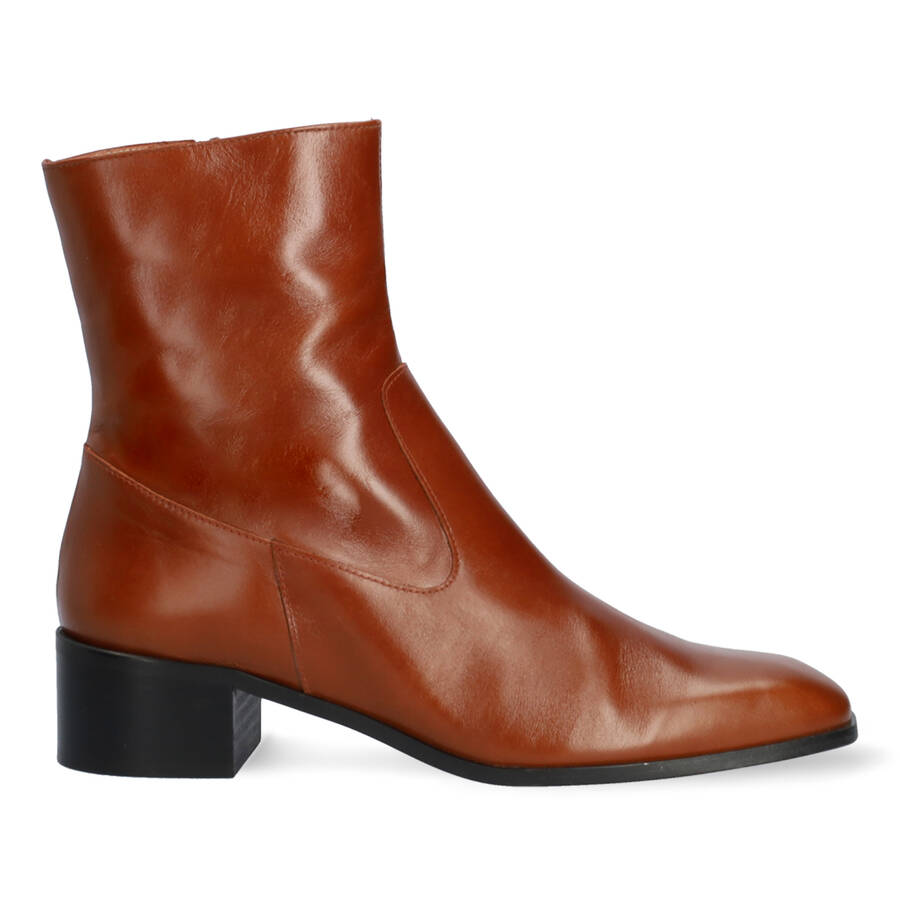 Heeled booties in brown leather 