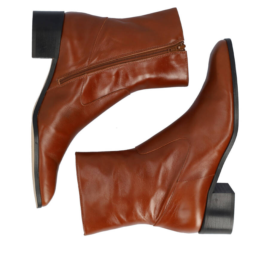 Heeled booties in brown leather 