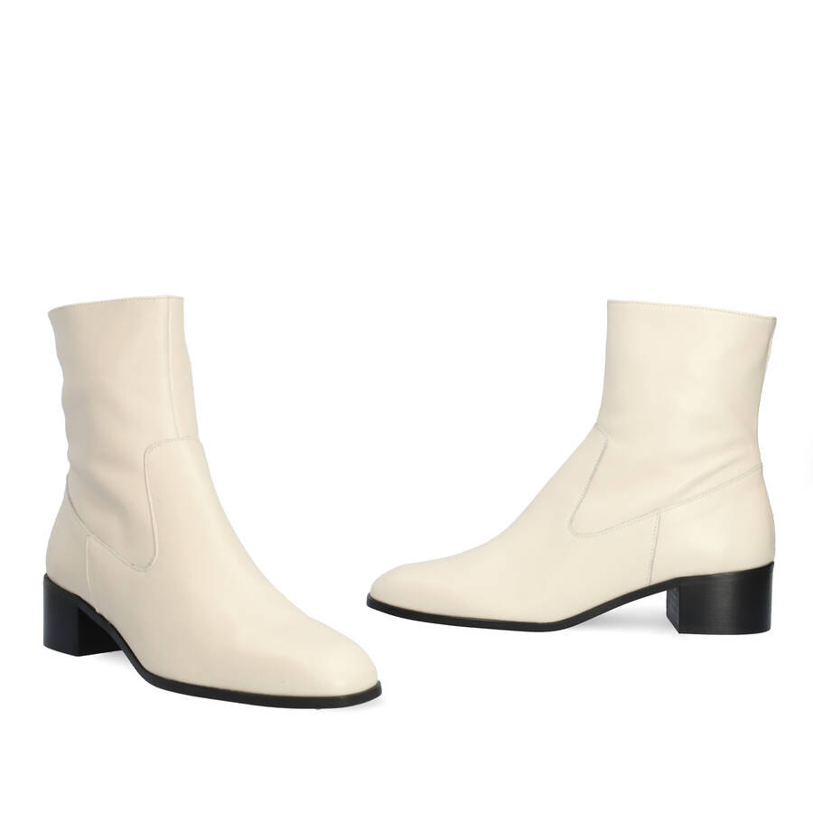 Heeled booties in off-white leather 