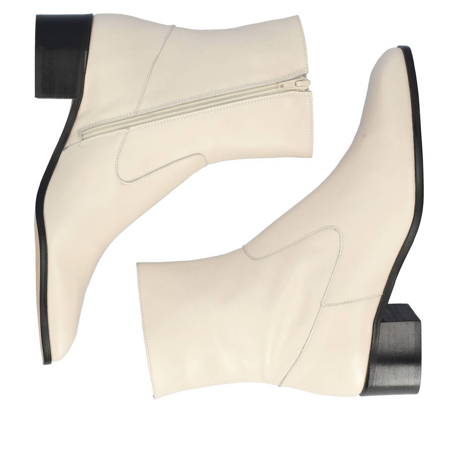 Heeled booties in off-white leather 