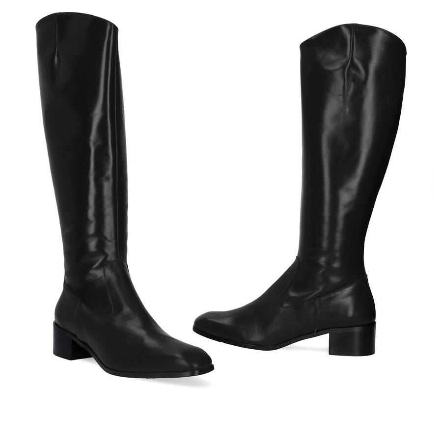 Knee-high boots in black leather 