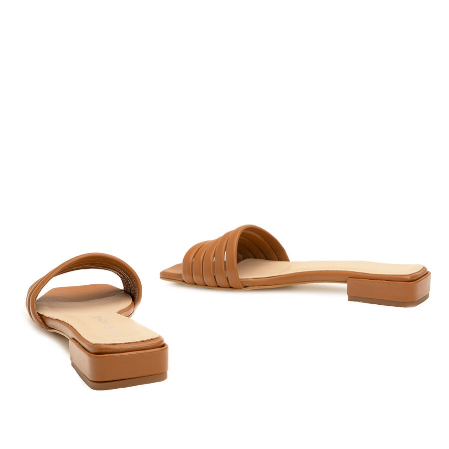 Flat Sandals in Brown Leather 