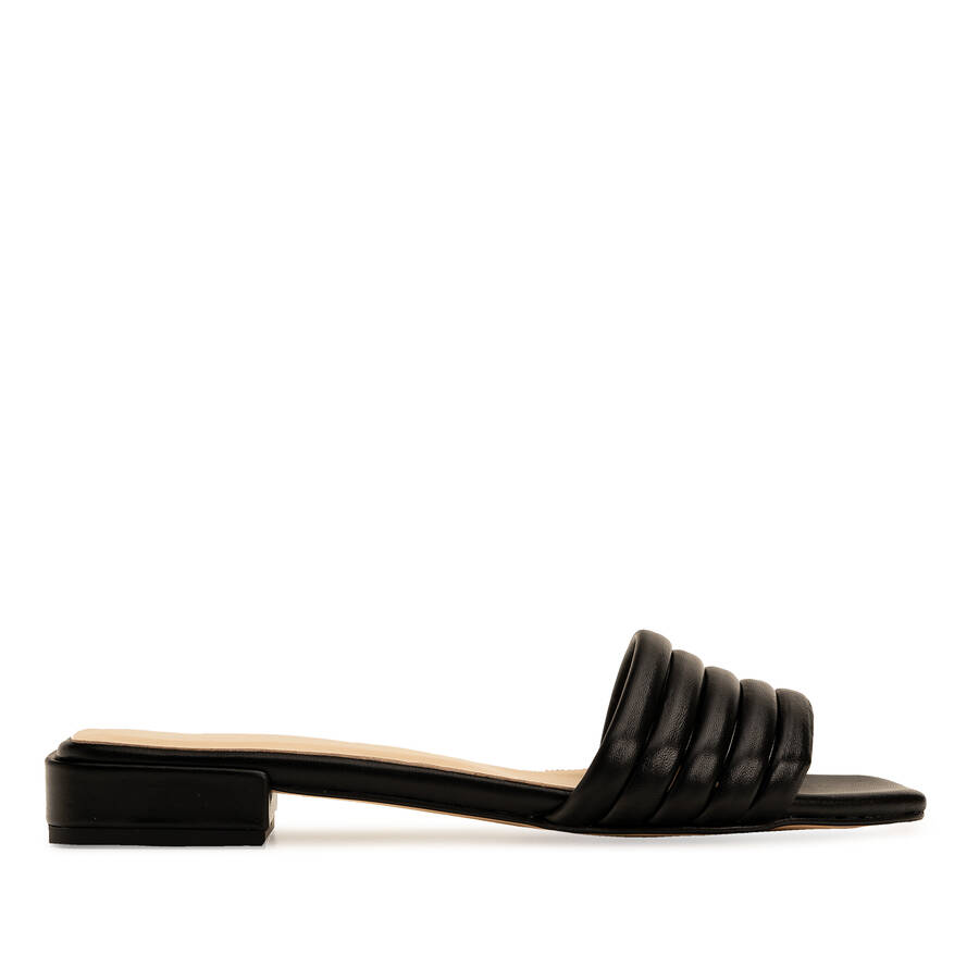 Flat Sandals in Black Leather 