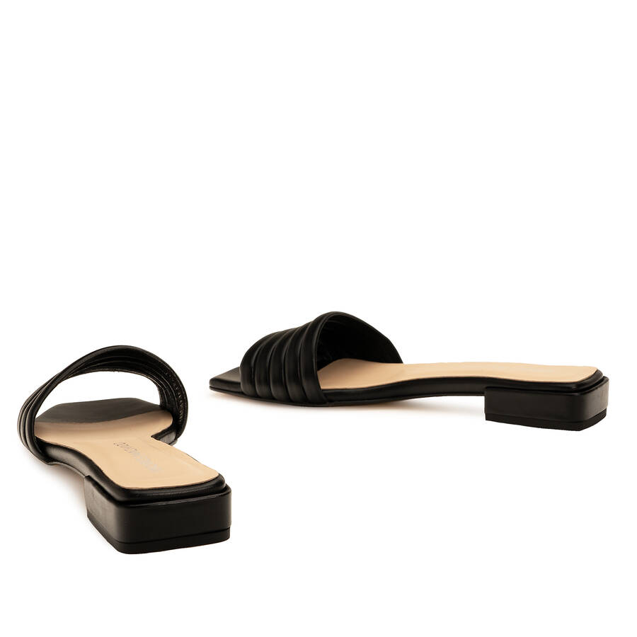 Flat Sandals in Black Leather 