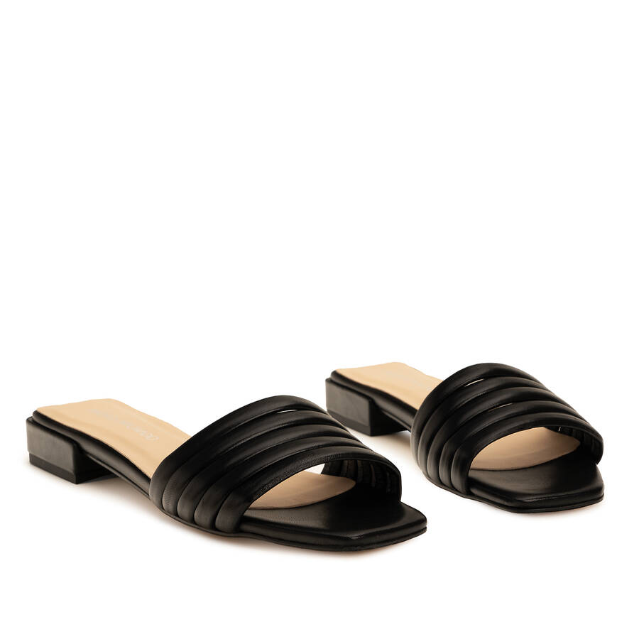 Flat Sandals in Black Leather 