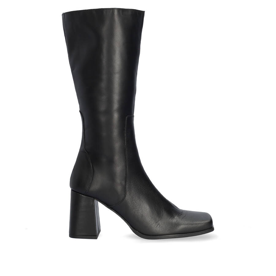 Heeled boots in black leather 