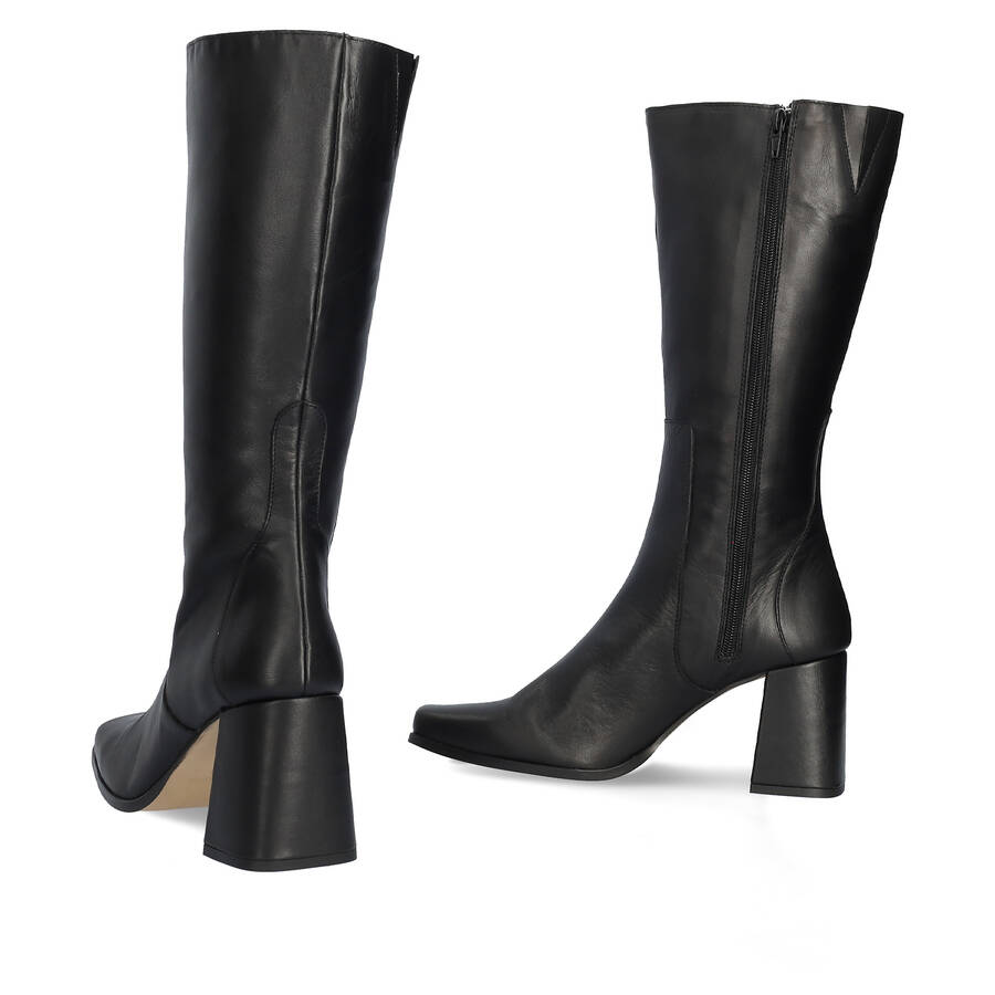 Heeled boots in black leather 