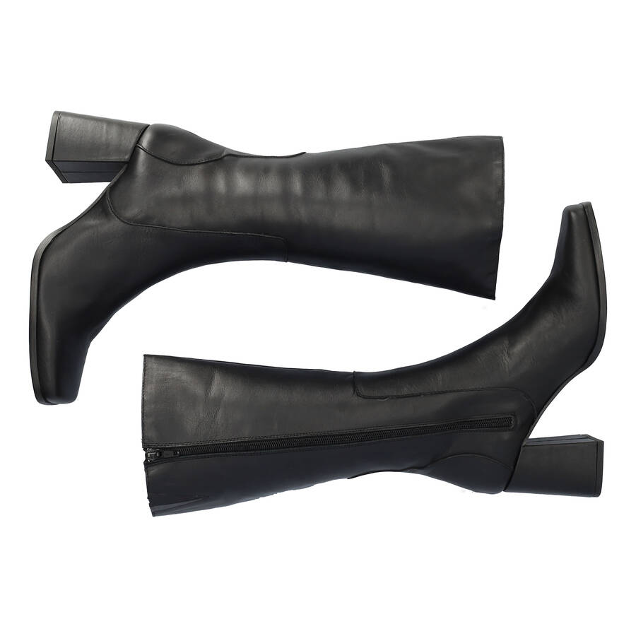 Heeled boots in black leather 