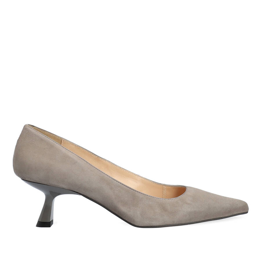 Heeled shoes in dark grey suede 