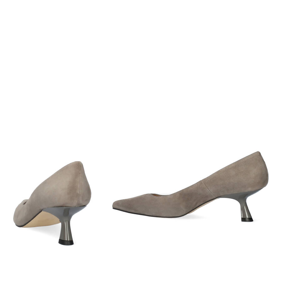 Heeled shoes in dark grey suede 