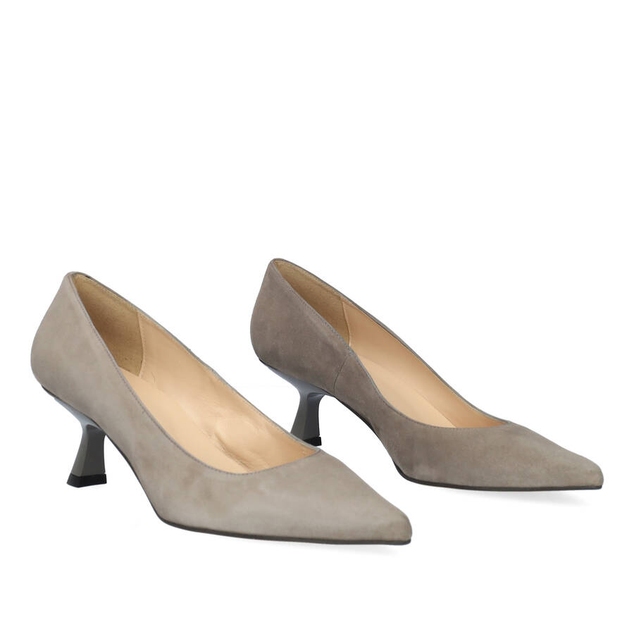 Heeled shoes in dark grey suede 