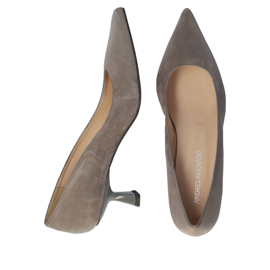 Heeled shoes in dark grey suede 