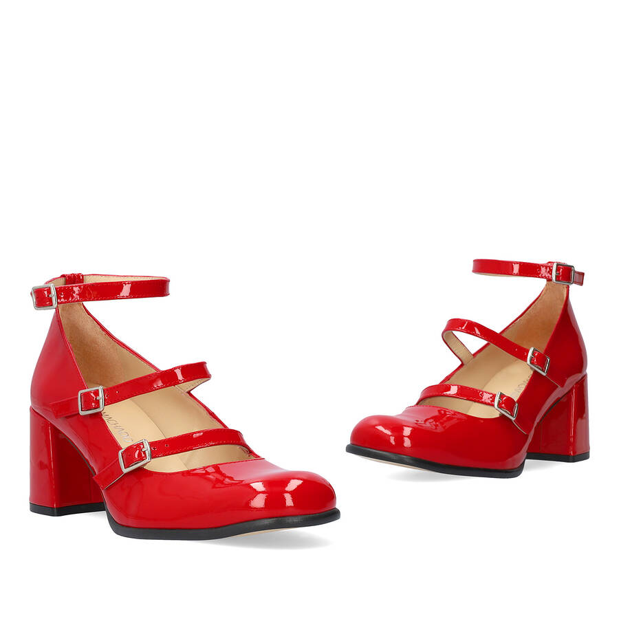 Heeled Mary Janes in red patent leather. 